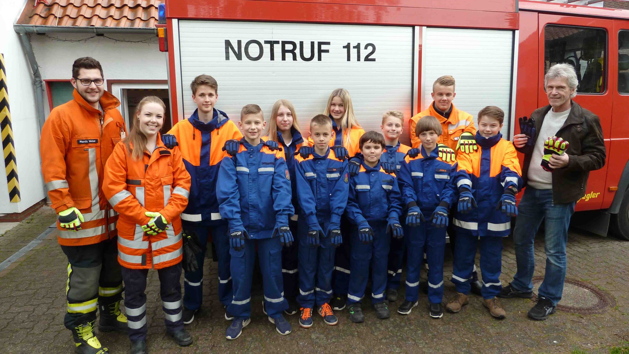 Neue Handschuhe für die Jugendfeuerwehr